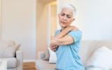 Mujer con dolores por fibromialgia