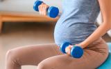 Embarazada realizando ejercicio para mejorar la función pulmonar del bebé