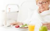 Anciana comiendo una dieta rica en flavonoides