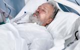 Anciano moribundo en el hospital