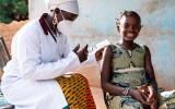 Vacunación contra la malaria de una niña africana