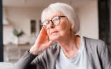 Mujer anciana con síntomas de alzhéimer