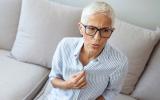Mujer con sofocos provocados por la menopausia