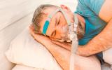 Persona durmiendo con una máscara para evitar la apnea del sueño