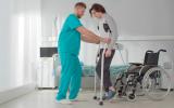 Persona paralítica recuperando la capacidad para andar