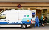 Ambulancia en la puerta del servicio de urgencias de un hospital