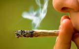 Mujer joven fumando un 'porro' de marihuana