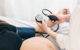 Médico tomando la tensión a una mujer embarazada