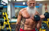 Hombre mayor haciendo ejercicios de musculación en el gimnasio