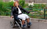Mujer joven sentada en uns silla de ruedas