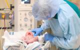 Doctor examinando a un recién nacido