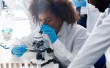 Grupo de científicos investigando cómo potenciar la respuesta inmune contra el cáncer