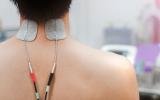 Paciente con dos electrodos colocados en el cuello