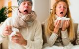 Una pareja enfermos con gripe estornudando al mismo tiempo