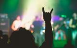 Una persona realizando el gesto de los 'cuernos del diablo' en un concierto de heavy metal