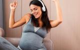Mujer embarazada escuchando música