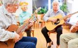 Grupo de personas jubiladas tocando la guitarra
