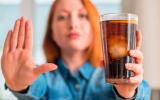 Mujer advirtiendo del riesgo de tomar bebidas azucaradas con diabetes