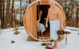 Pareja de mediana edad usando la sauna en Finlandia
