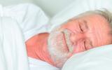Anciano durmiendo plácidamente