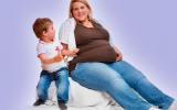 Mujer obesa embarazada junto a su hijo