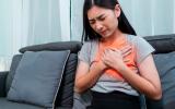 Mujer con síntomas del síndrome del corazón rígido