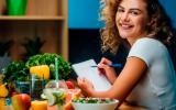 Nutricionista recomendando realizar una dieta vegetariana o vegana