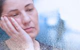 Mujer exhausta por síntomas de fibromialgia