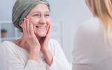 Mujer contenta ante las nuevas terapias contra el cáncer de mama