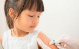 Niña vacunándose contra el chikungunya