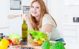 Mujer obesa cocinando con aceite de oliva virgen extra