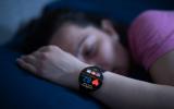 Hombre durmiendo con un reloj inteligente que mide su frecuencia cardíaca