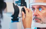 Oftalmóloga haciendo un escaner de los ojos de un paciente