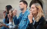 Gente fumando al aire libre