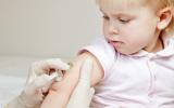 Niña siendo vacunada contra el sarampión