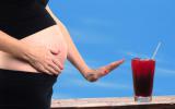 Mujer embarazada rechazando alcohol