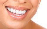 Mujer sonriendo con dientes muy blancos