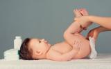 Cambio de pañal de bebé con dermatitis 