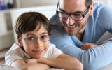 Un padre y su hijo, ambos con gafas para corregir la miopía