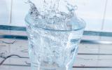Vaso de agua con cloro