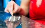 Mujer preparando unas 'rayas' de cocaina