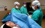 Médicos haciendo una episiotomía después del parto 