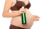 Mujer embarazada con una botella en la mano