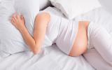 Una embarazada se tapa la cabeza con la almohada