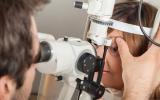 Oculista analizando la vista a un paciente