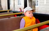Niño sentado en un transporte público