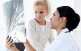 Una doctora le muestra una radiografía a una niña