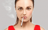 Mujer joven fumando con síntomas de envejecimiento