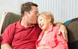 Un hombre besa a una paciente de alzhéimer