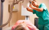 Una paciente se somete a radioterapia
